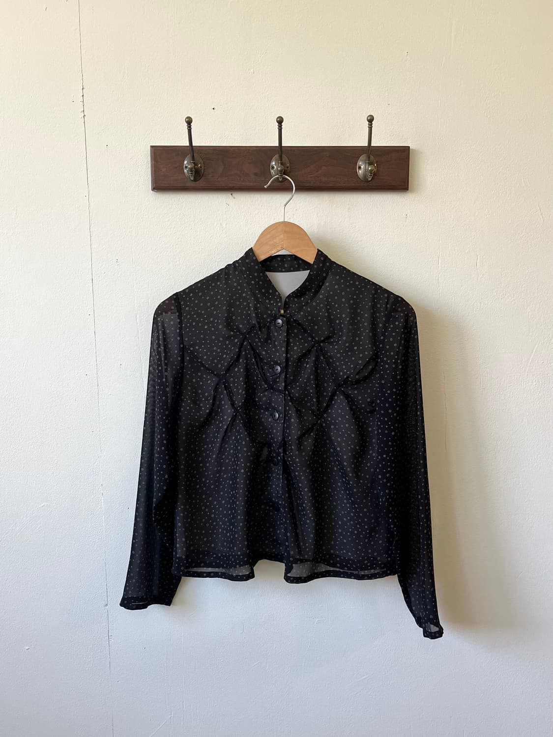 LA FEMME GUERRIERE 셔링 도트 블라우스 상품이미지2