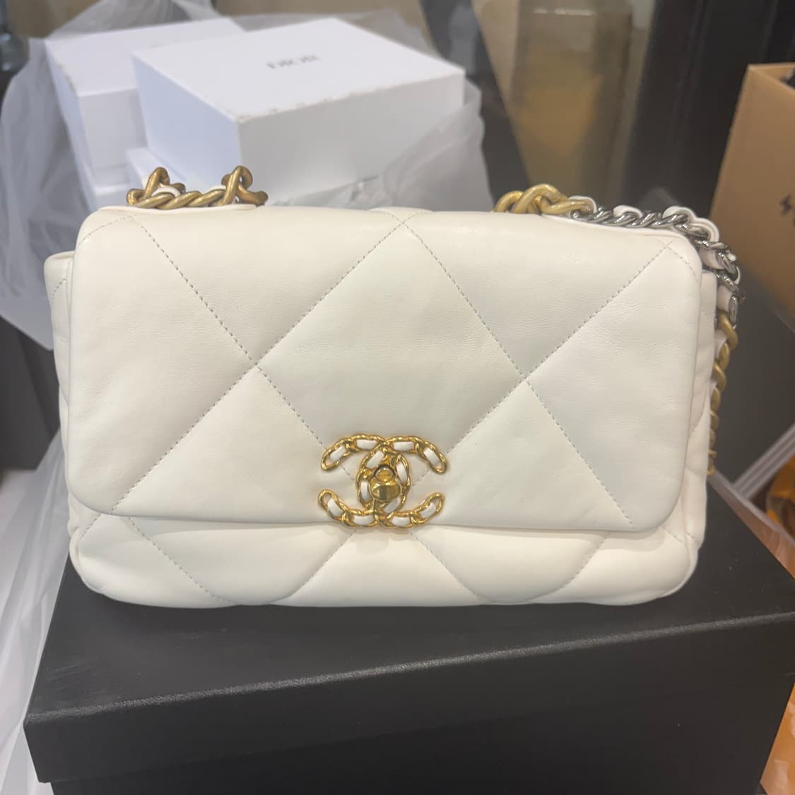 샤넬 19백 화이트 상품이미지1