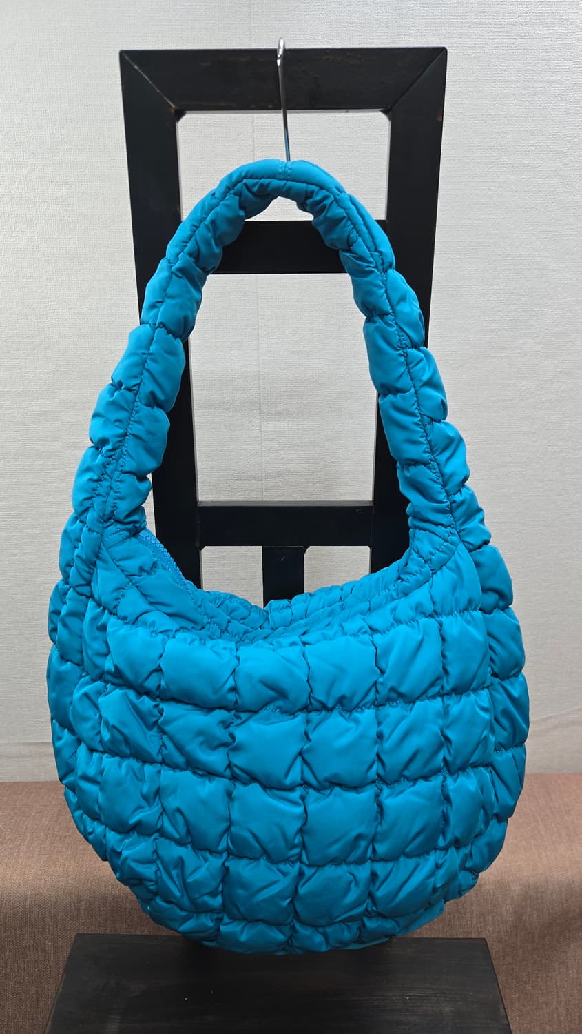 코스 퀼티드 미니백 구름빵 터콰이즈 블루 상품이미지1