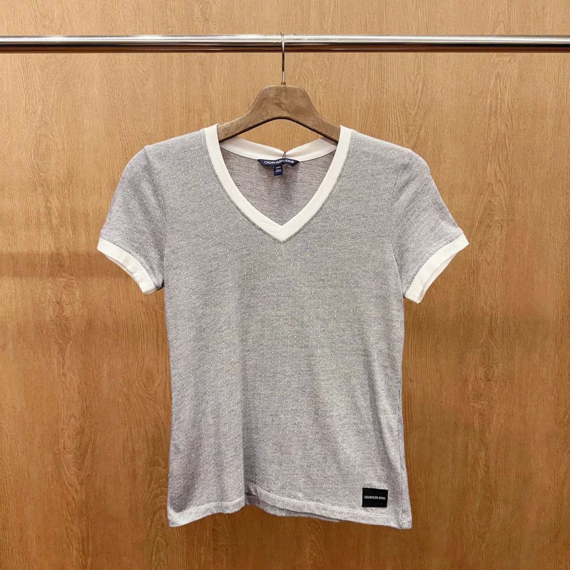 캘빈클라인 진스 브이넥 반팔 티셔츠 배색 CK로고 디테일 슬림핏 그레이 상품이미지2