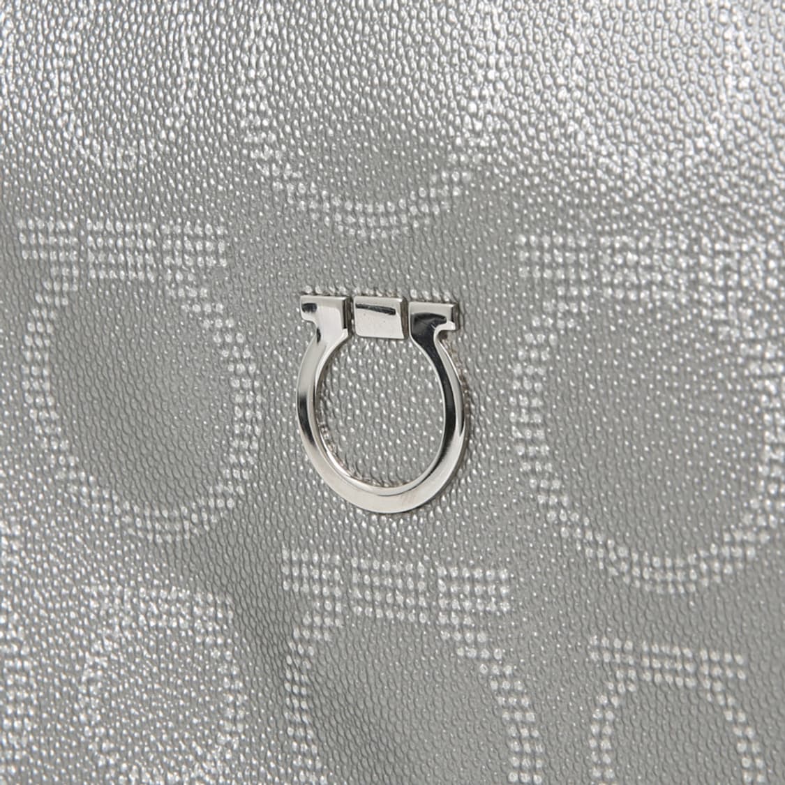 페라가모 간치니 숄더 플랩 크로스백 21-7915 메탈릭 실버 상품이미지9