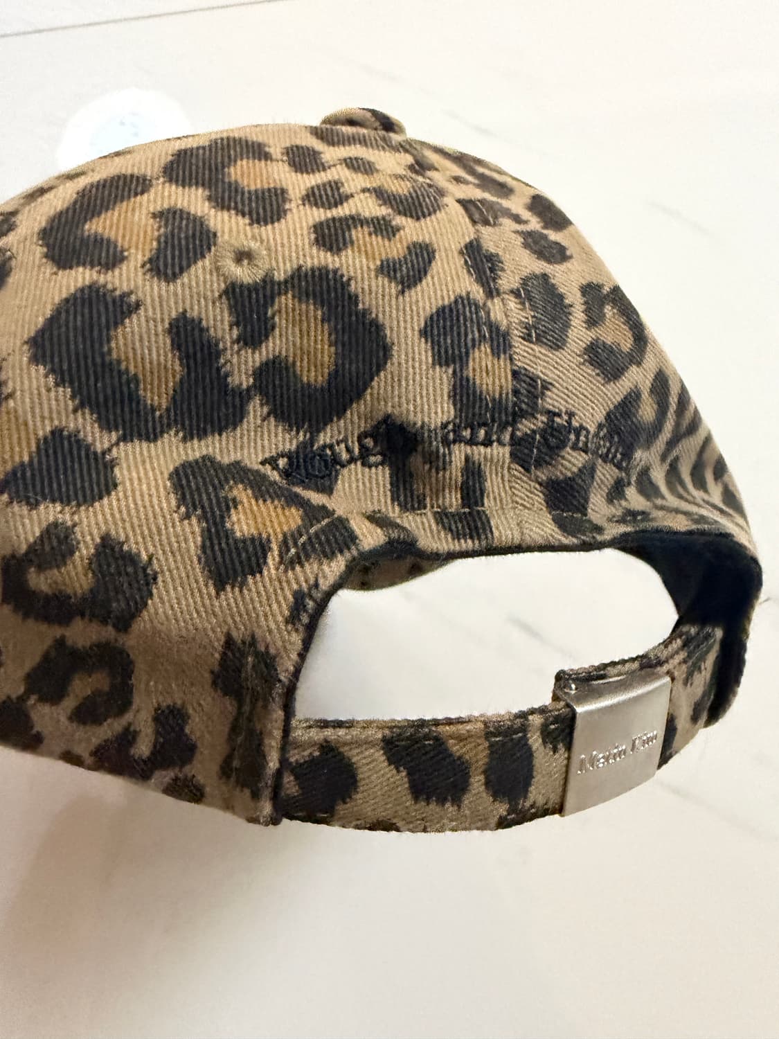 마뗑킴 마틴 레오파드 볼륨 로고 볼캡 다크 베이지 상품이미지4