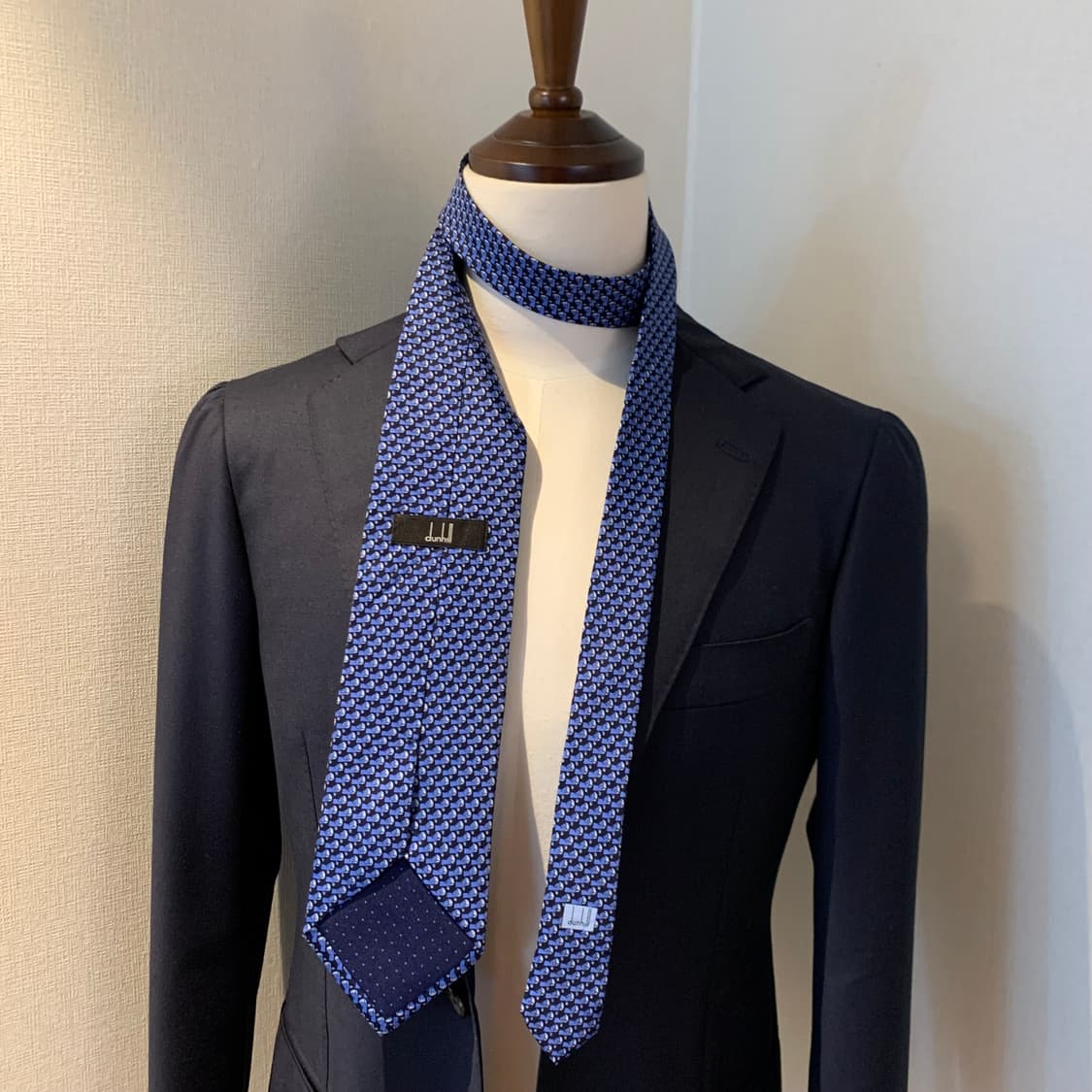 던힐(dunhill) 새상품급 명품넥타이 100실크 네이비컬러 정장룩 상품이미지2