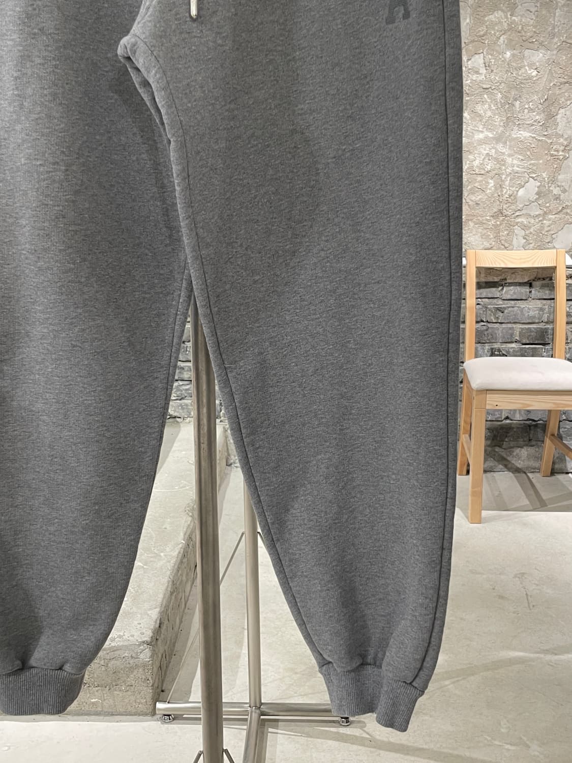 아미 그레이 하트 로고 스웻 조거 팬츠 상품이미지5