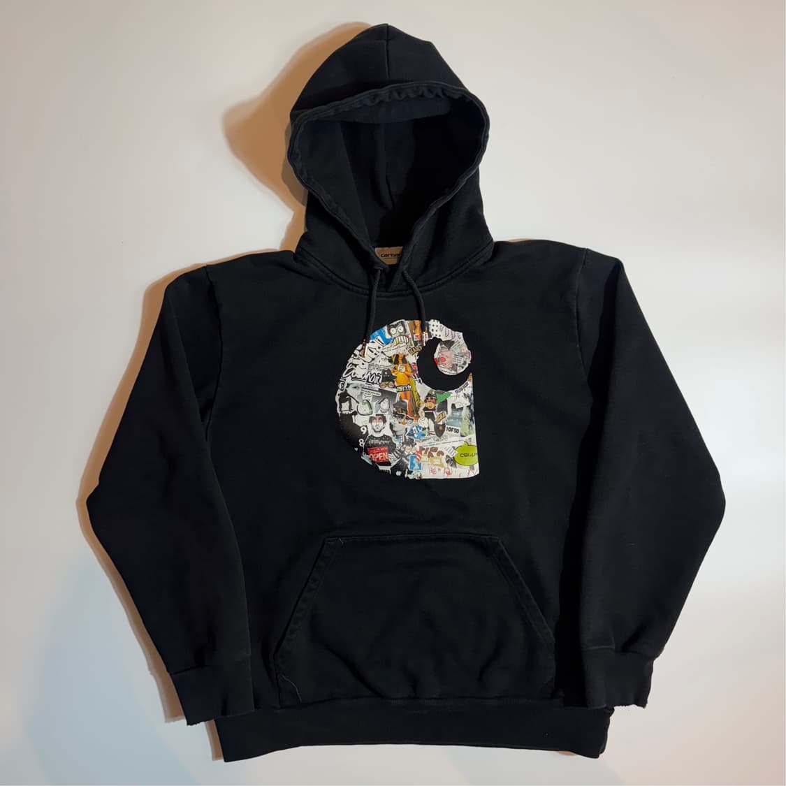 칼하트 블랙 로고 스티커 후드티 상품이미지1