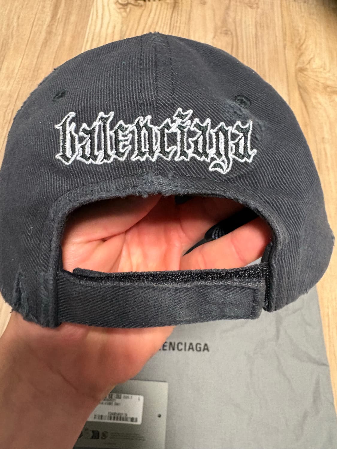 발렌시아가 블랙레터 스크립트 캡 블랙 페이디드 상품이미지2