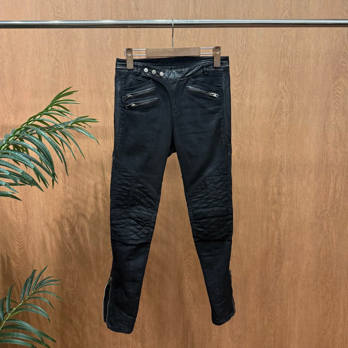시스템 바이커 스타일 코팅 데님 스키니 팬츠 지퍼 디테일 블랙 상품이미지1