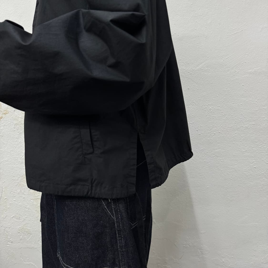빔즈(BEAMS) 블랙컬러 코튼 스트랩 오버 실루엣 스냅버튼 쇼트 자켓 상품이미지3