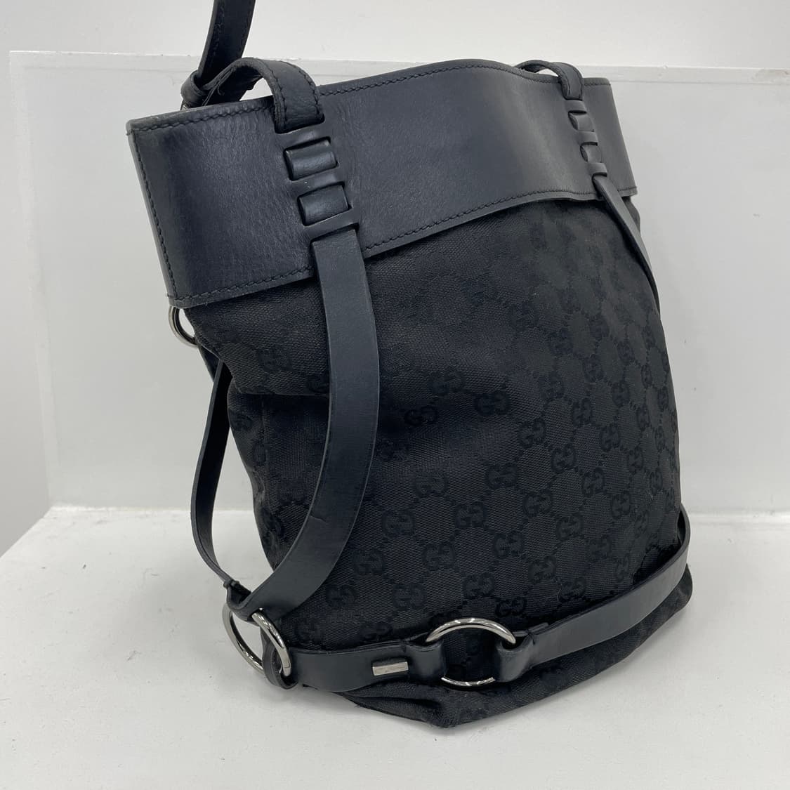 구찌 GG 로고 블랙 피어싱 토트 숄더백 상품이미지4