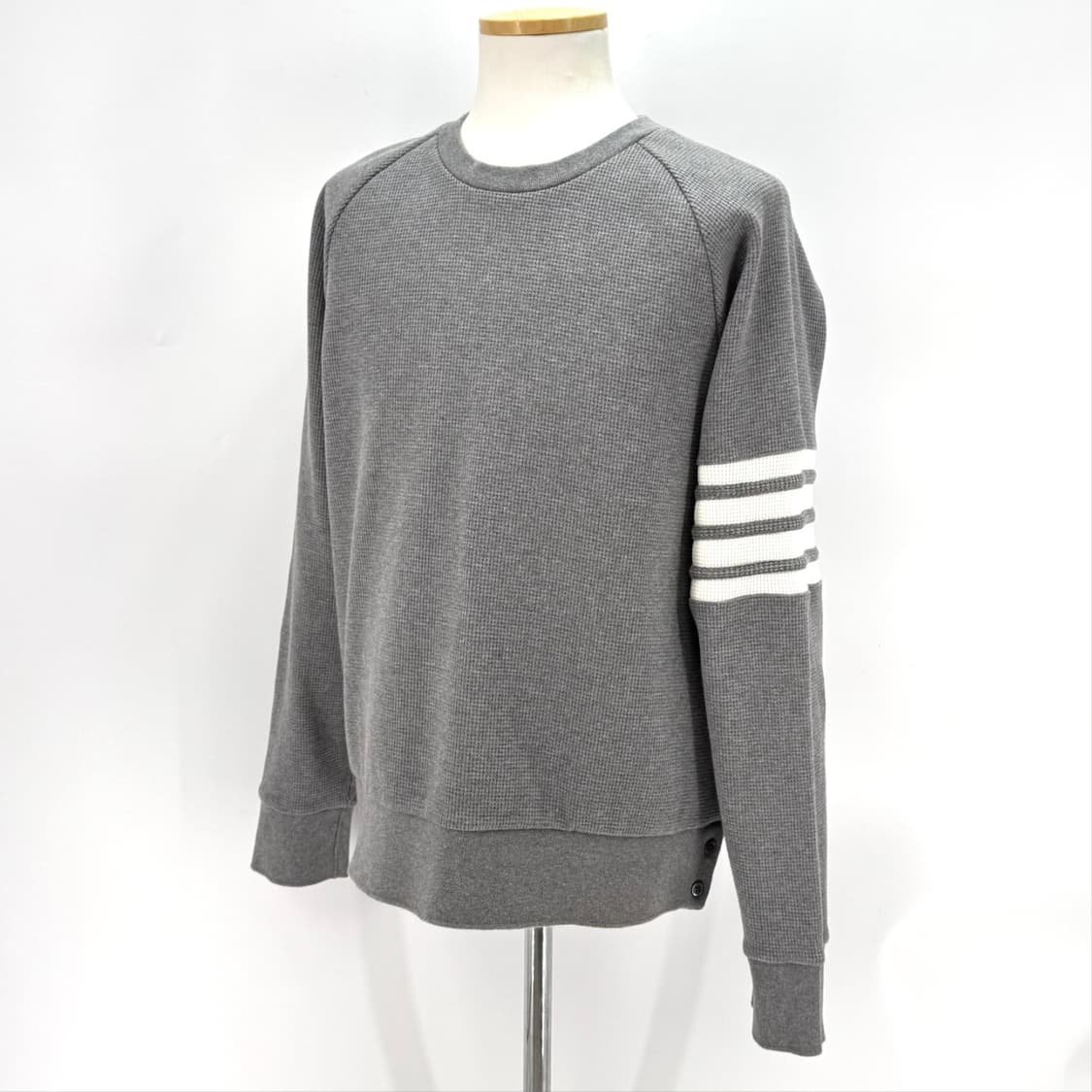 [4사이즈] 톰브라운 사선완장 맨투맨 그레이 (MJT205A) 상품이미지2