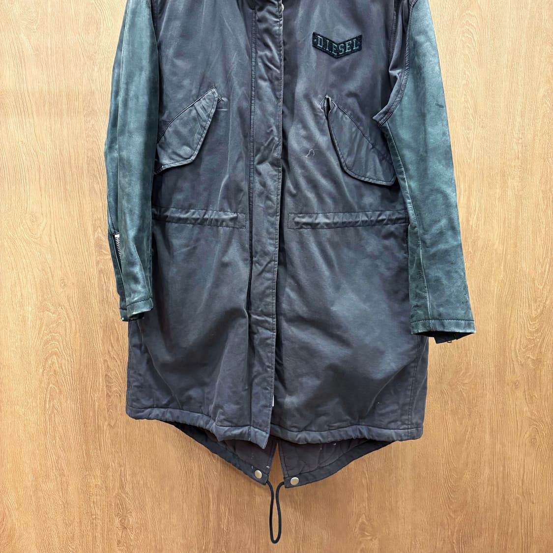 디젤 코튼 롱 후드 야상 자켓 레더 슬리브 밑단 피쉬테일 디테일 차콜 상품이미지5