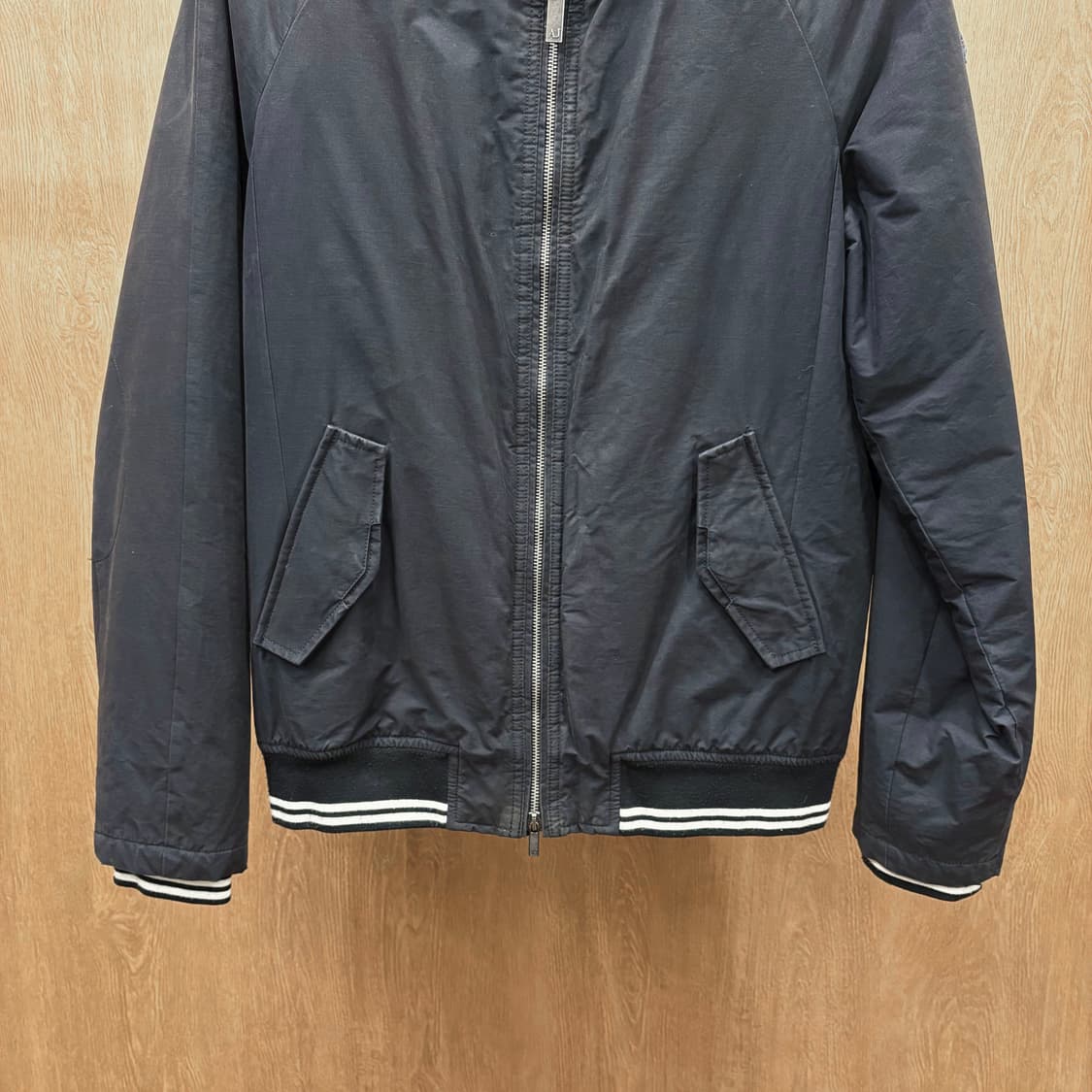 아르마니 진스 하이넥 라이트 집업 점퍼 배색 립 마감 레귤러핏 블랙 상품이미지5