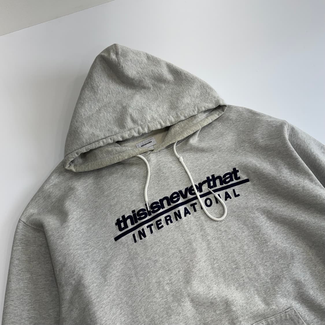 Thisisneverthat 디스이즈네버뎃 네이비 로고 그레이 후드티   상품이미지4