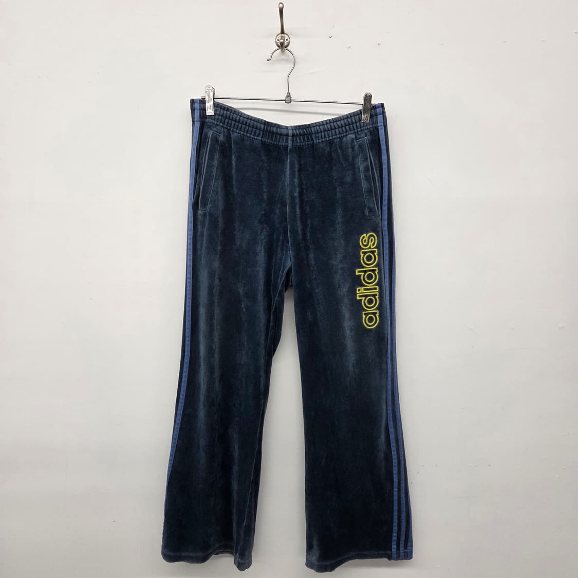 아디다스 벨벳 트레이닝 바지 허리32인치 풀밴딩 상품이미지1