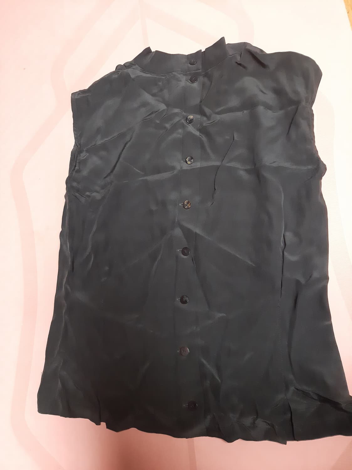 새틴느낌 차이나칼라 뒤단추 민소매 셔츠 블라우스 블랙 상품이미지2