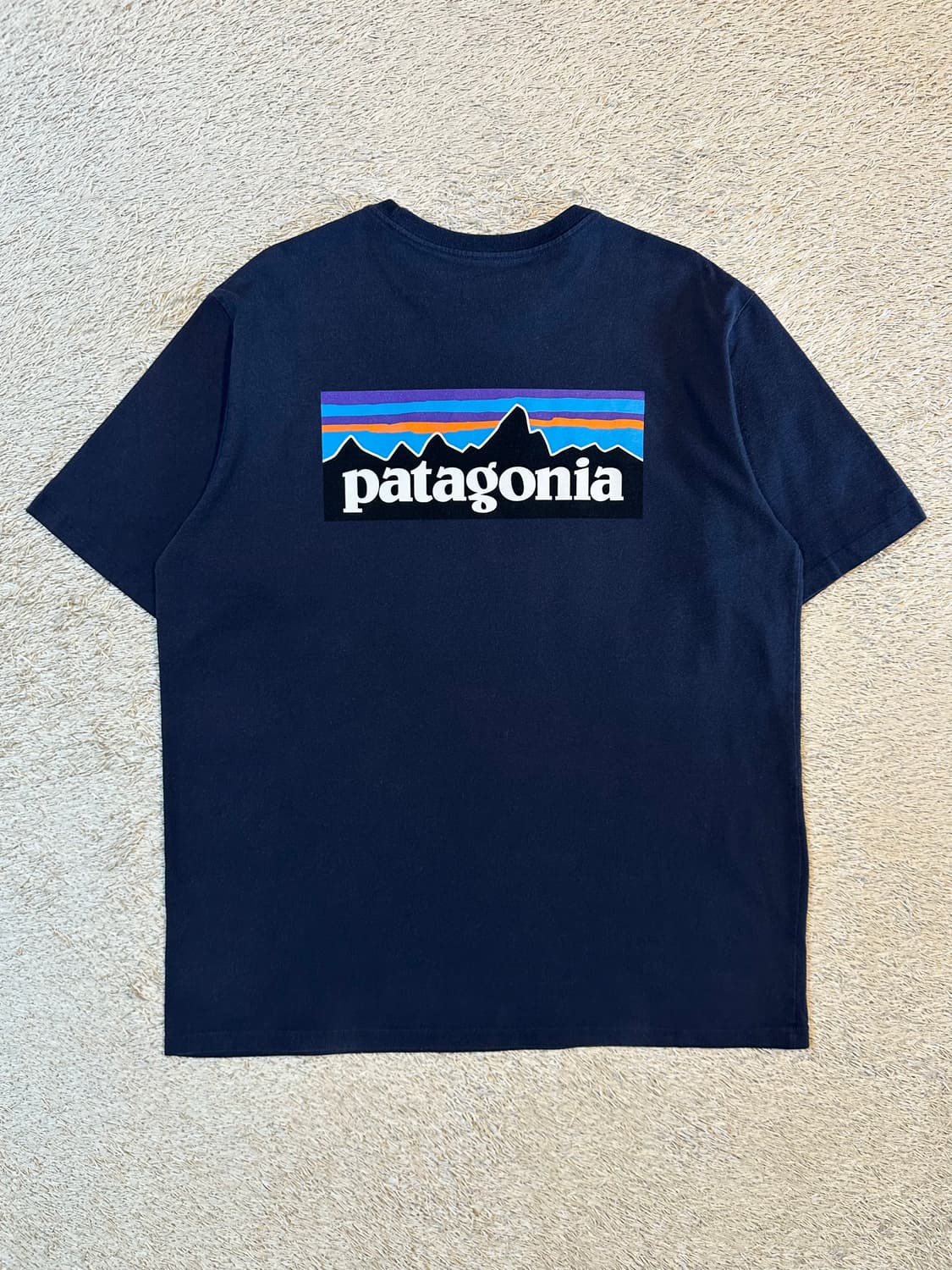 파타고니아 PATAGONIA 백프린팅 반팔 티셔츠 네이비 상품이미지1