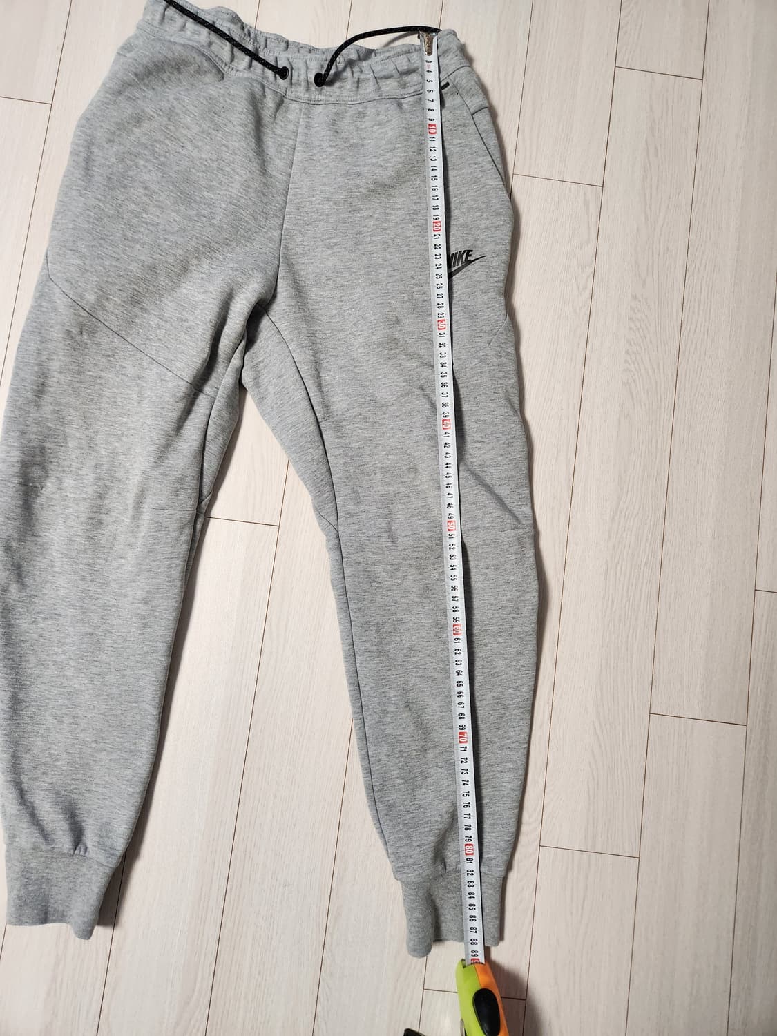 나이키 테크팩 테크 플리스 조거 팬츠s

오염 하자 없이 깨끗해요^^

 상품이미지9