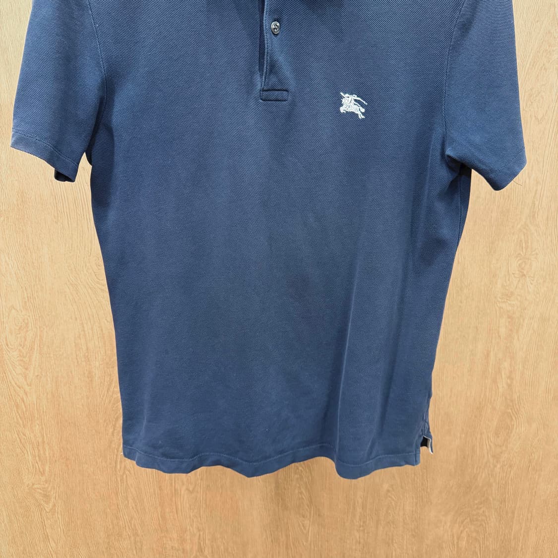 버버리 브릿 코튼 PK 티셔츠 화이트 로고 자수 디테일 레귤러핏 네이비 상품이미지5