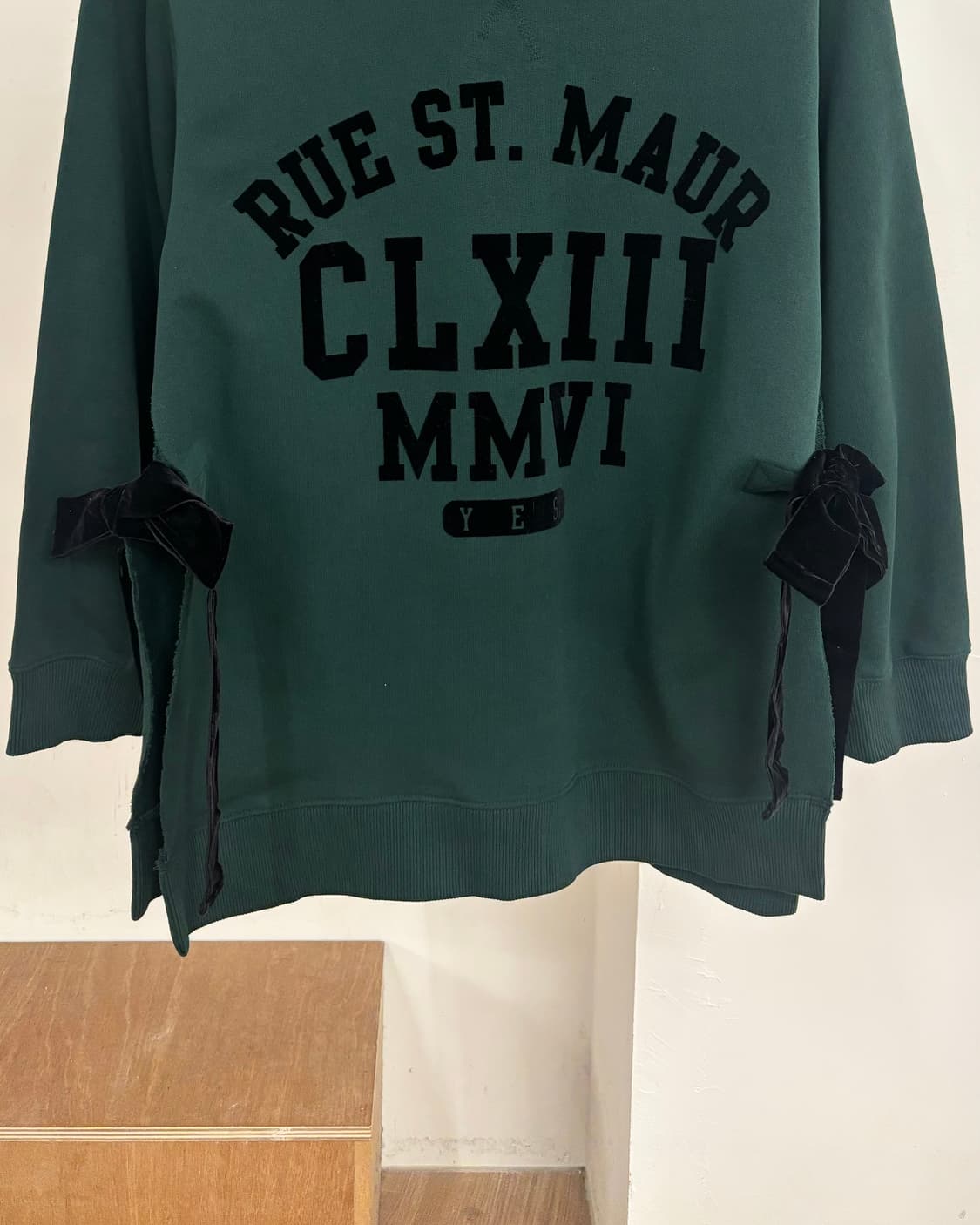 엠엠식스 딥그린 트임 벨벳 리본 스웻 셔츠 상품이미지5