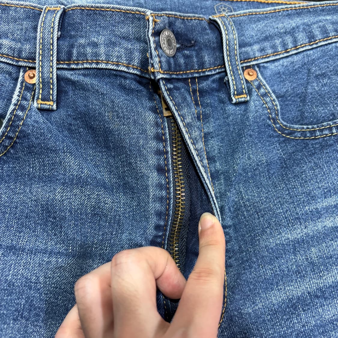 34 리바이스502 중청 워싱 테이퍼드 데님팬츠 상품이미지3