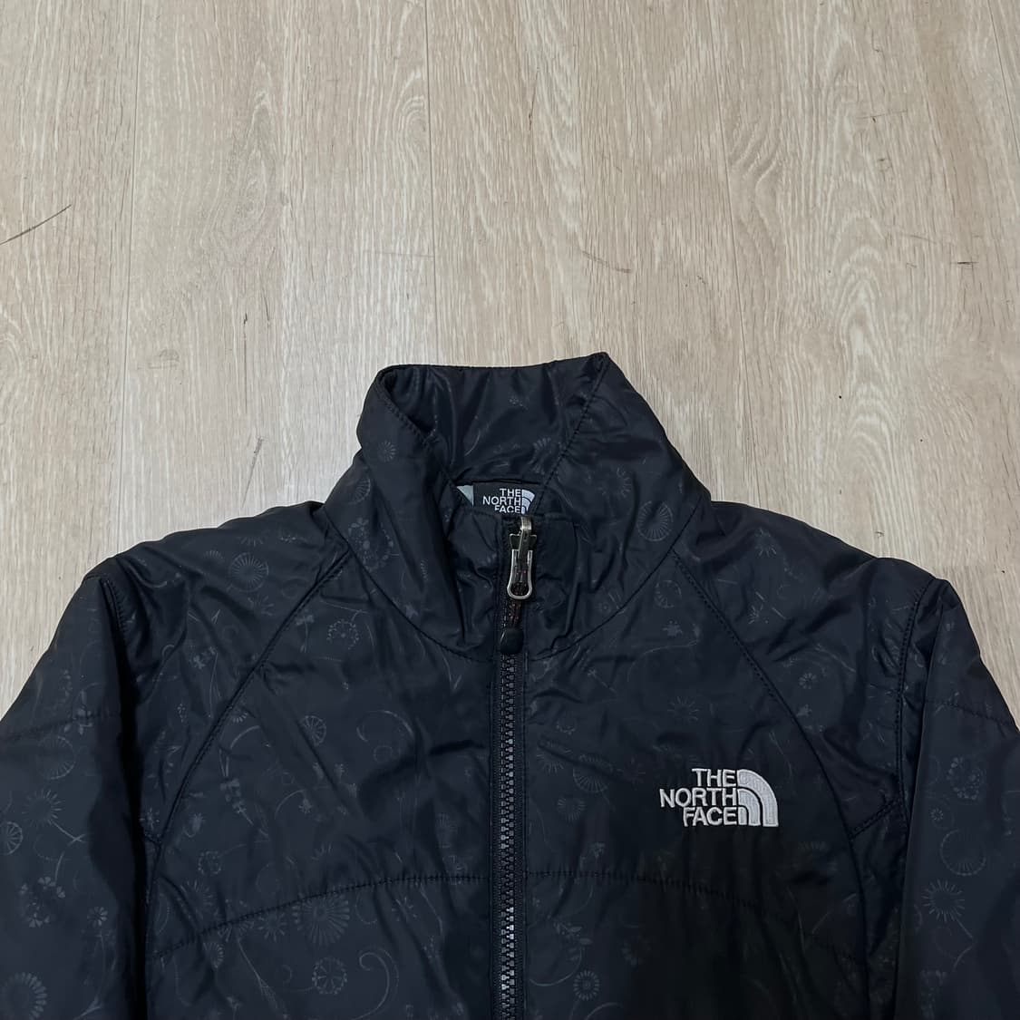 노스페이스 여성 플로럴 패턴 경량 패딩 점퍼 XS/85 상품이미지2