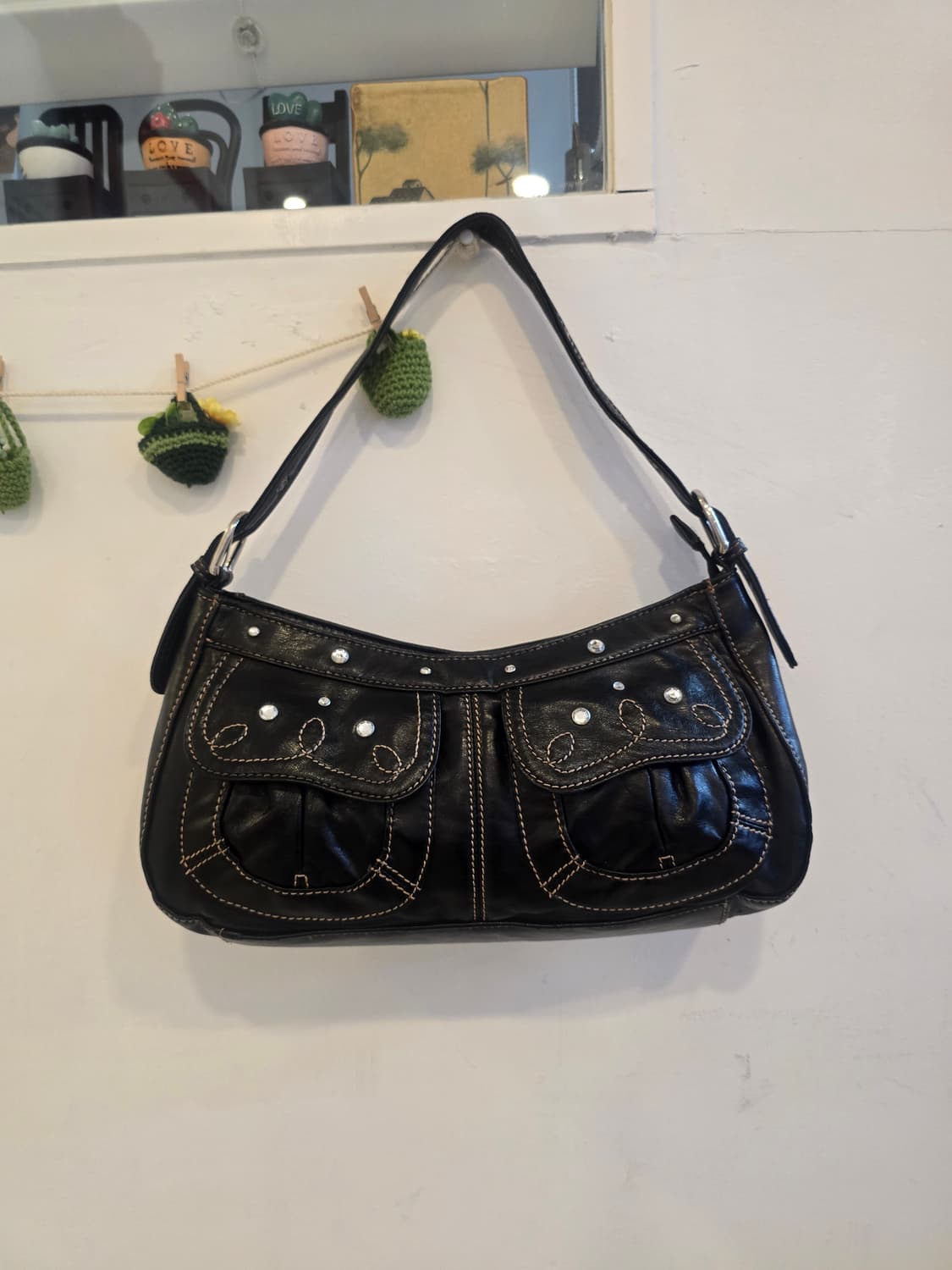 블랙스톤 장식 숄더백 상품이미지1