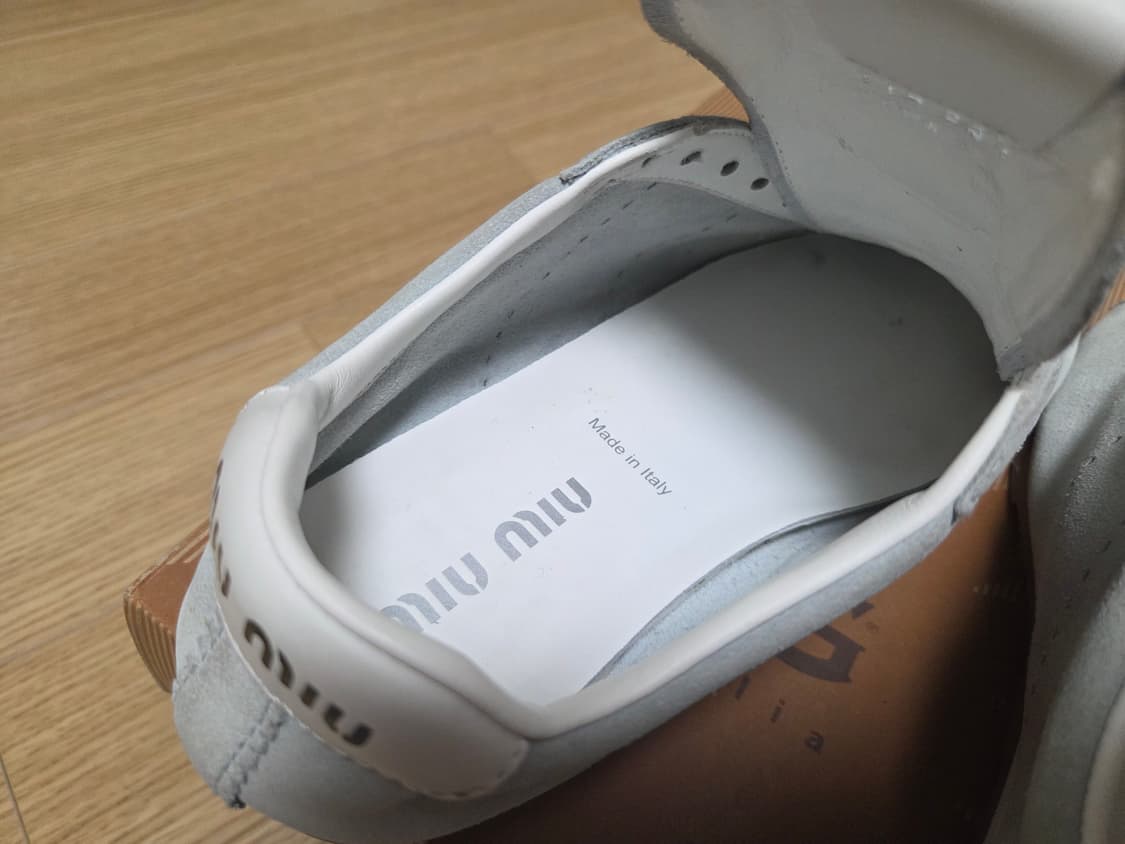 미우미우 Miu Miu 플룸 스웨이드 가죽 스니커즈 상품이미지6