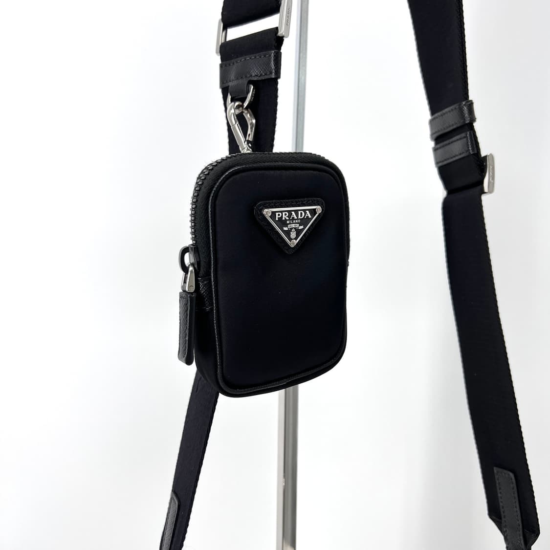 프라다 삼각로고 리나일론 사피아노 크로스백 블랙 (2VH113) 상품이미지6