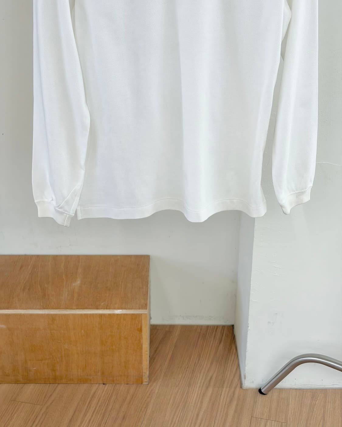 꾸레쥬 화이트 pk 로고 자수 사이드 슬릿 티셔츠  상품이미지5