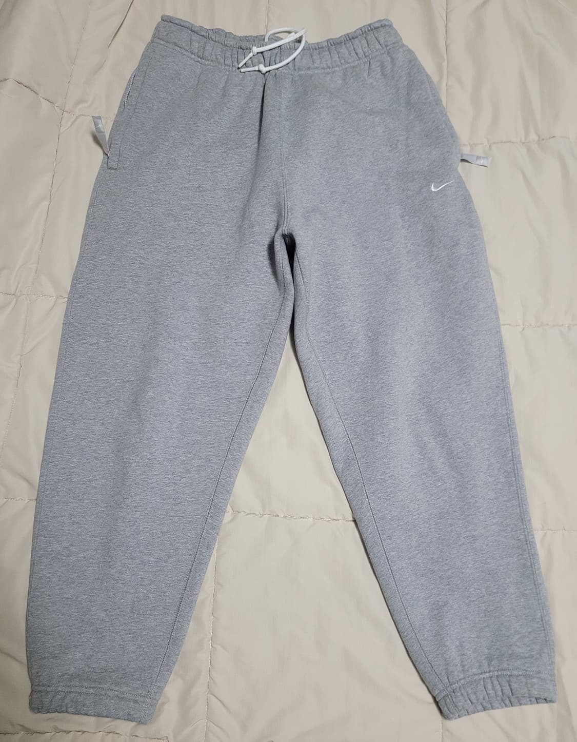 나이키 솔로 스우시 플리스 팬츠 다크 그레이 M 사이즈 팝니다 상품이미지1