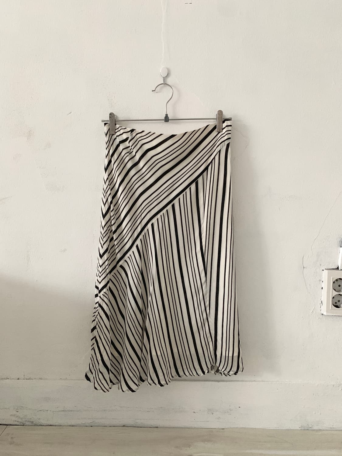 Black & White Stripe Midi Skirt 상품이미지1