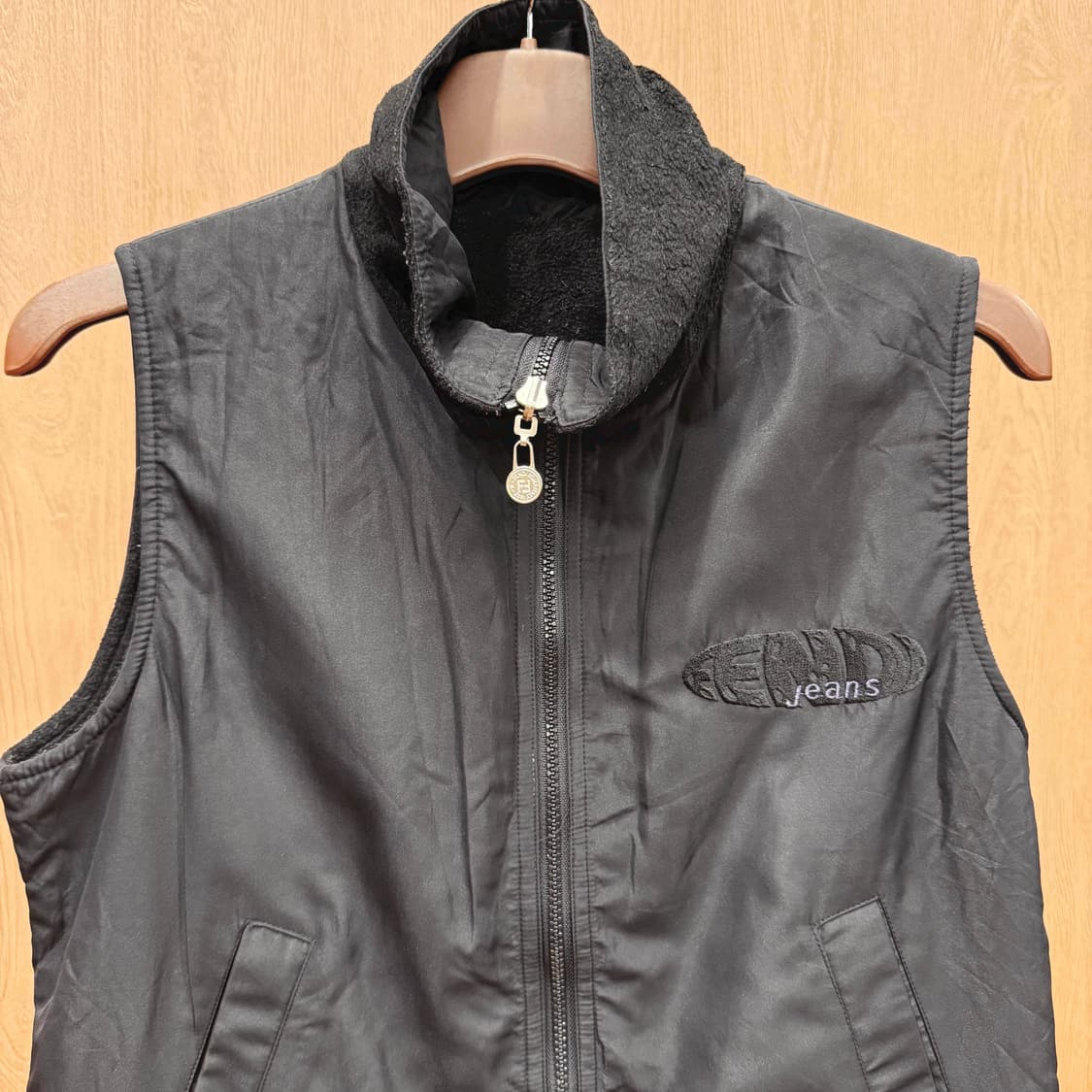 펜디 진스 플리스 안감 집업 베스트 후면 빅로고 자수 디테일 블랙 상품이미지4