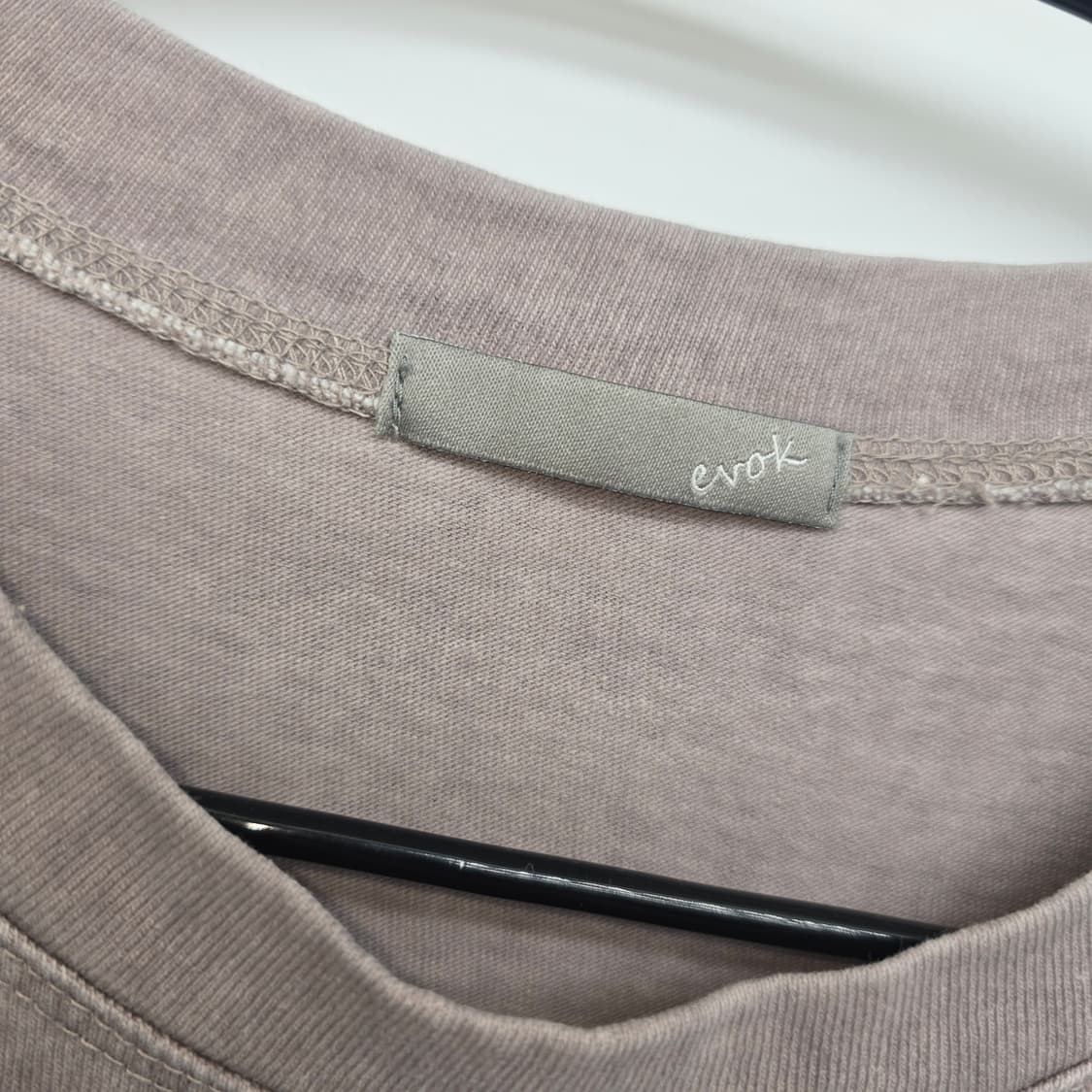 스컬 자수  톤다운 베이지 롱슬리브 상품이미지3