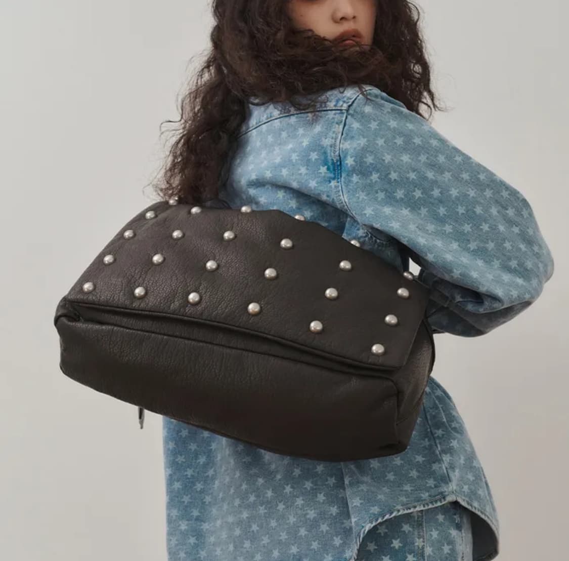 플리즈프로젝트 레더 매신저백 다크브라운 상품이미지1