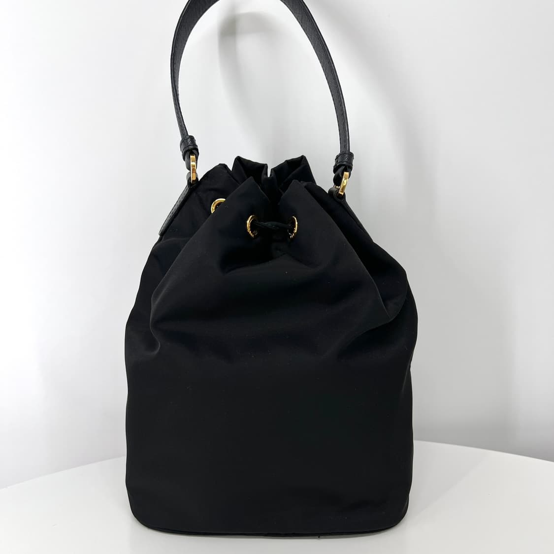 프라다 삼각로고 나일론 버킷백 블랙 (1BH038) 상품이미지3