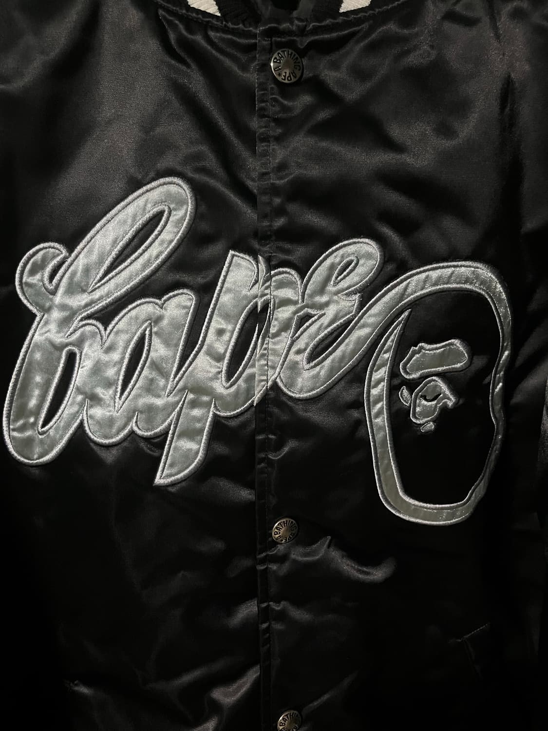 [XL] 베이프 사틴 사루로고 바시티자켓 블랙 상품이미지2