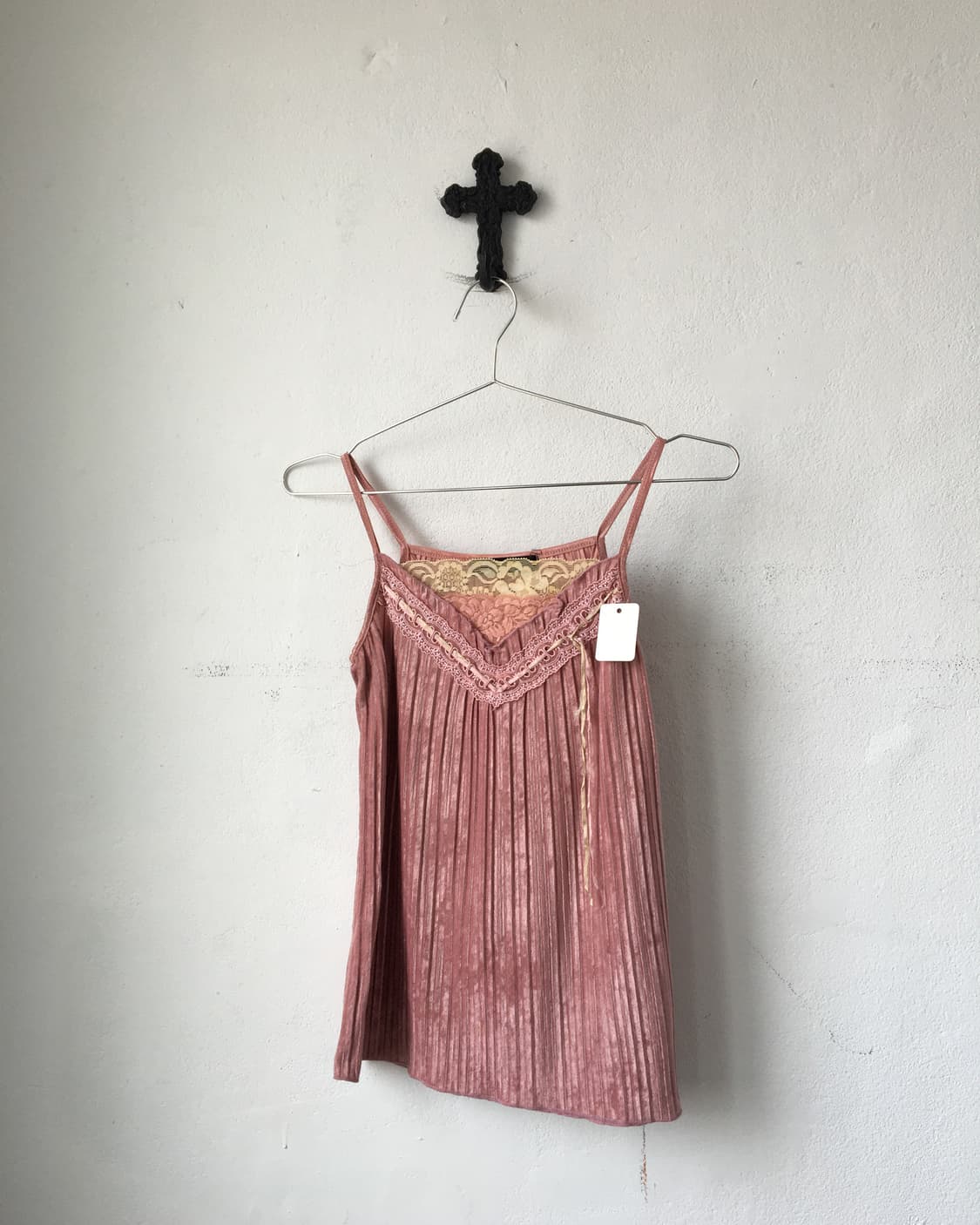 Lace trimming pleats velvet sleeveless 상품이미지1