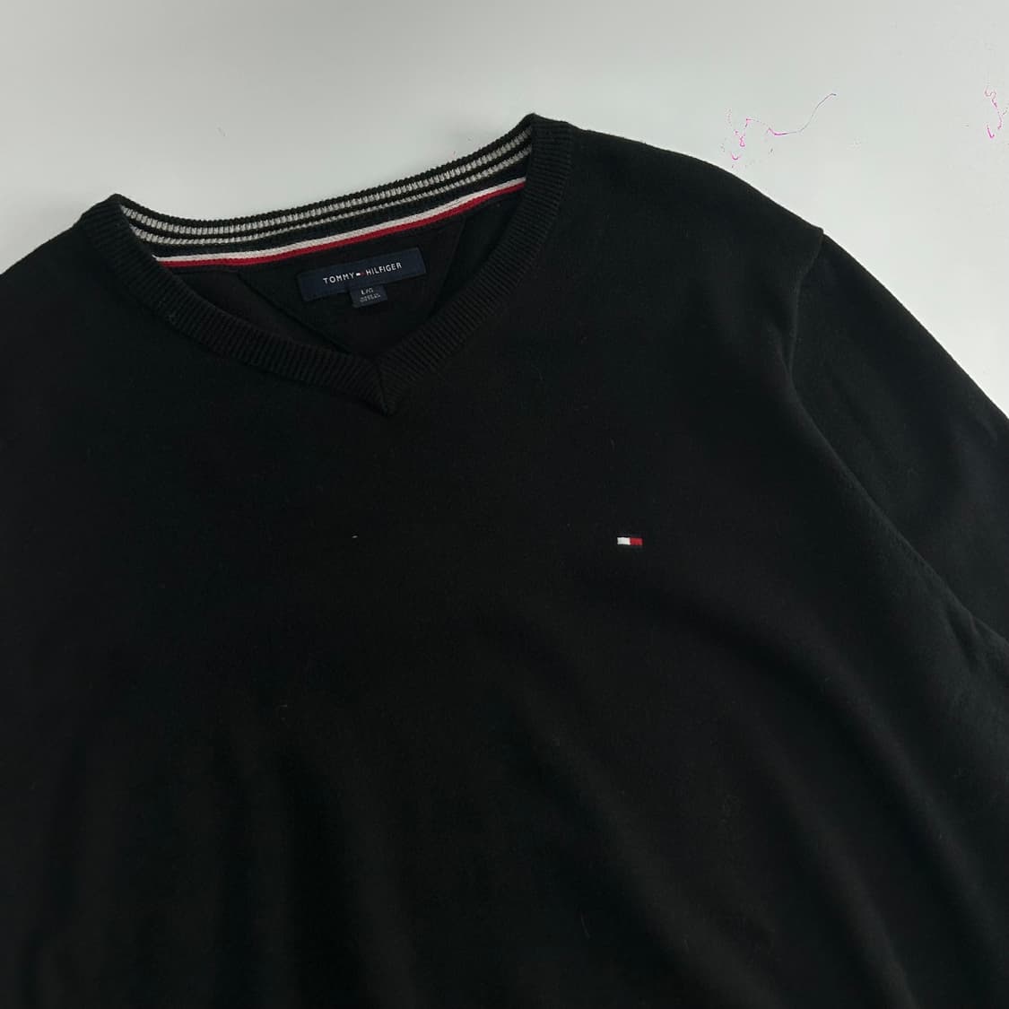 Tommy hillifiger 타미힐피거 스몰로고 브이넥 블랙 니트  상품이미지4