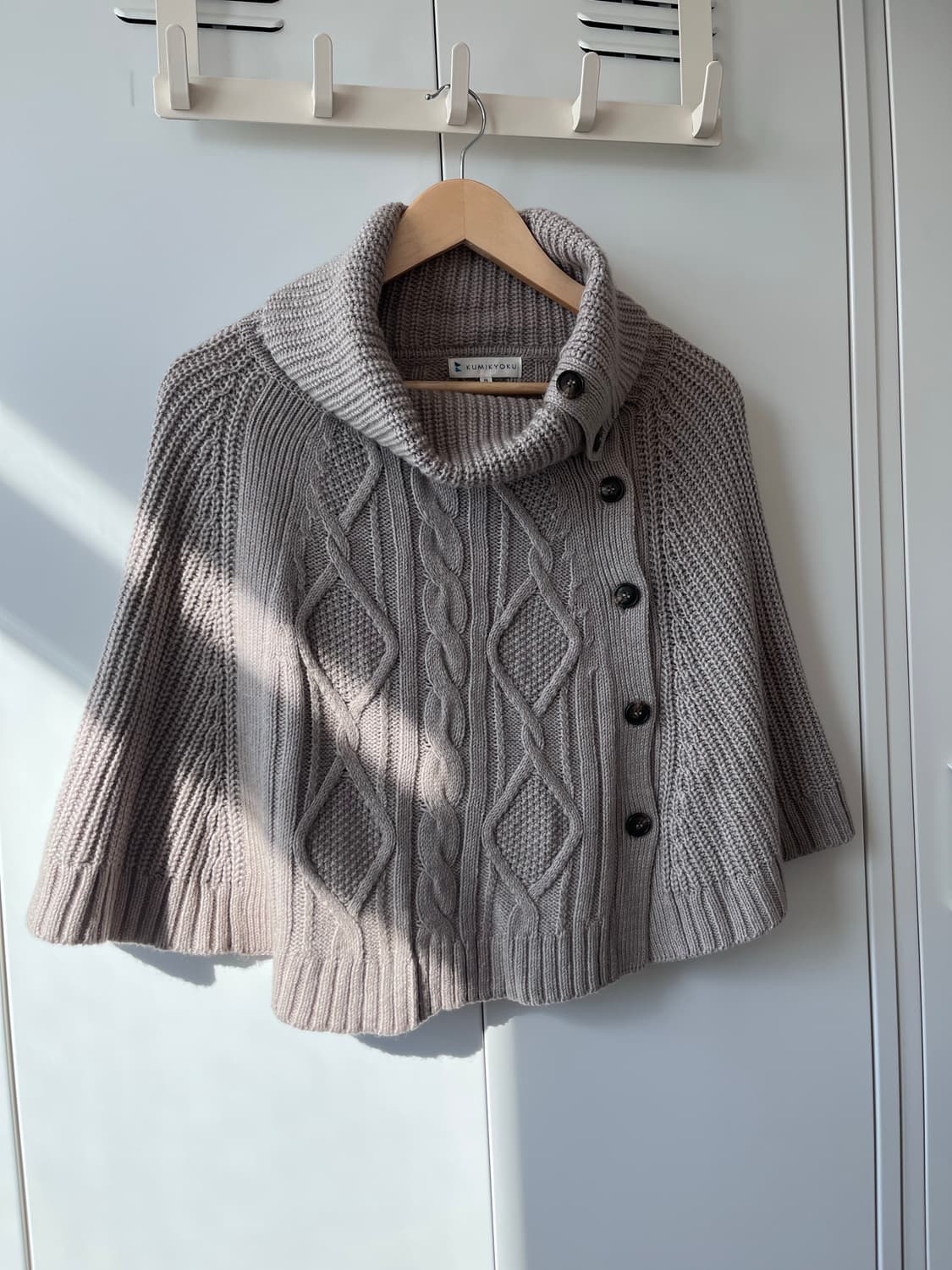 Kumikyoku 단추 케이프 니트 사와코  상품이미지4