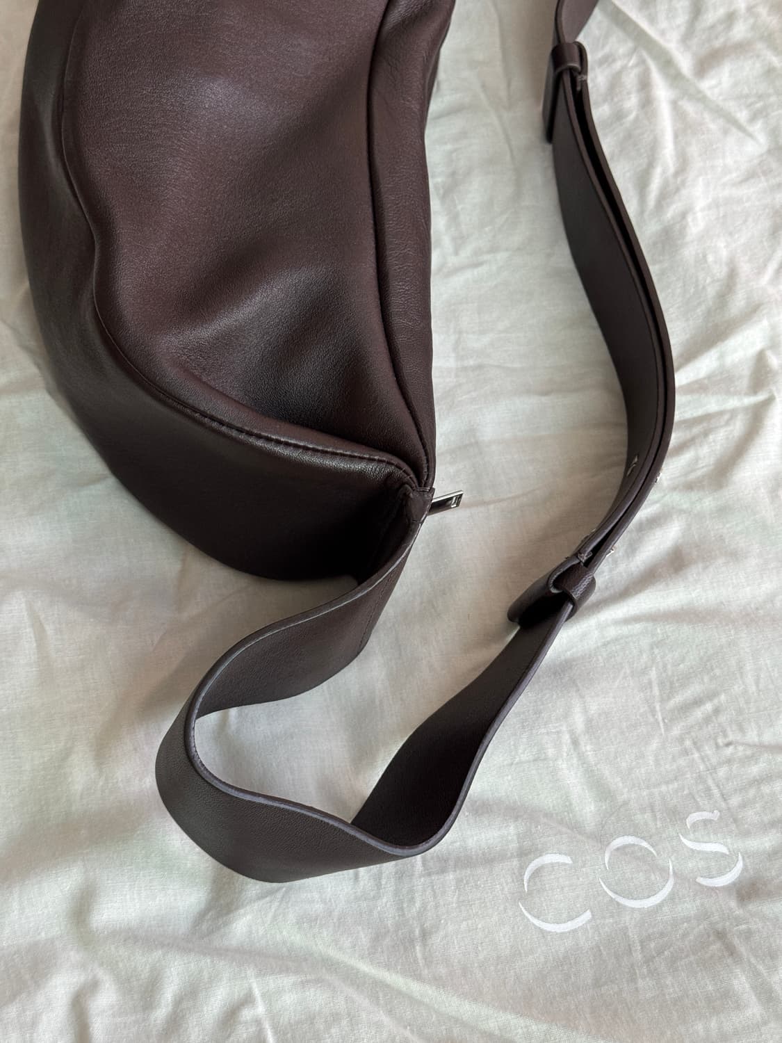 COS 레더 크로스바디백 상품이미지3