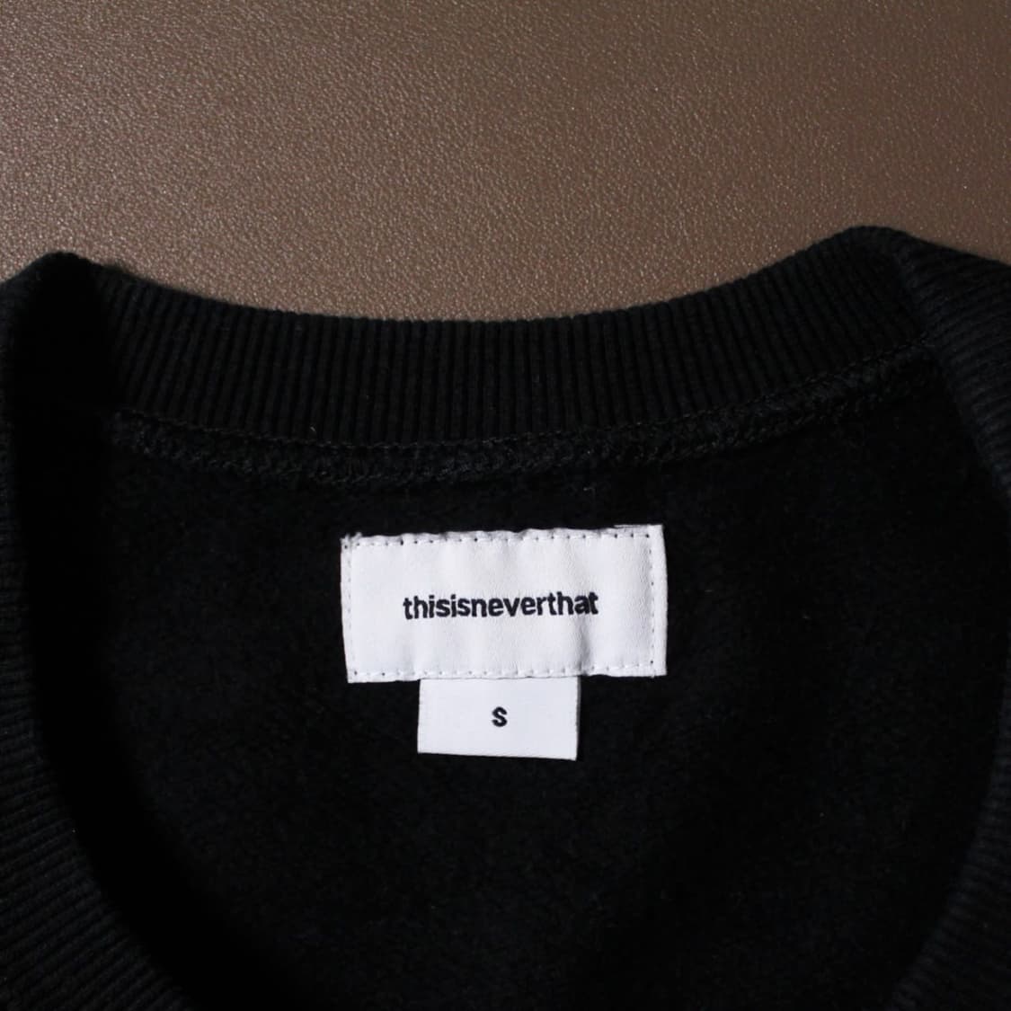 Thisisneverthat 디스이즈네버뎃 기모 블랙 맨투맨 상품이미지4