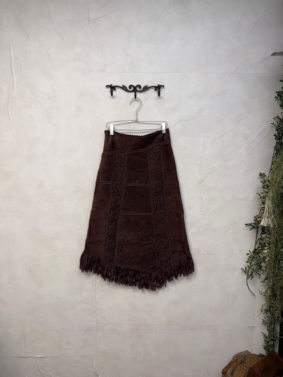Dark brown suede crochet fringe skirt 상품이미지1