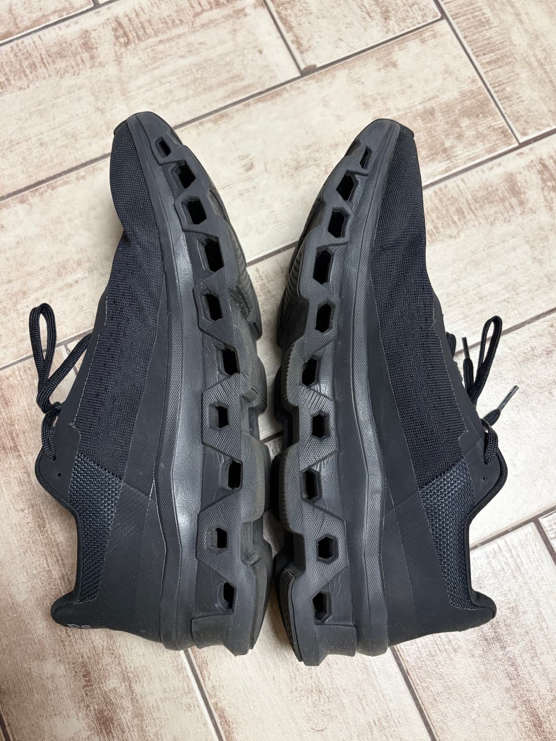 온러닝 클라우드 몬스터 1 올블랙 285사이즈 B급 상품이미지2