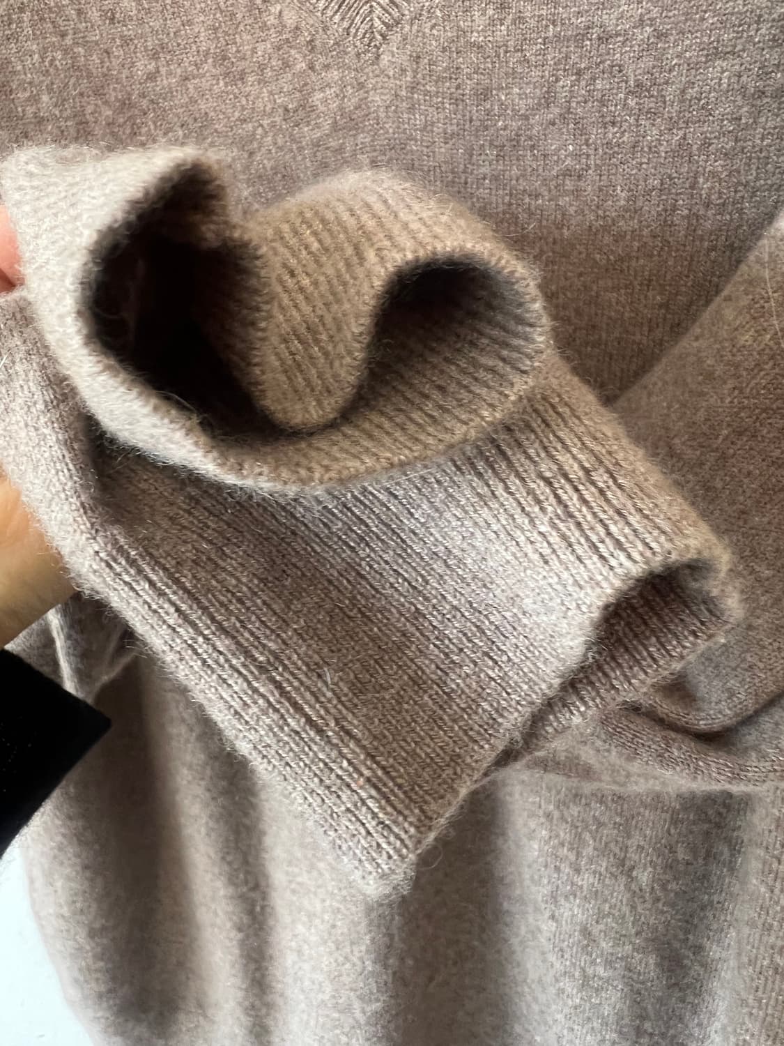 유니클로 남성 코코아브라운 캐시미어100니트 브이넥니트 상품이미지4