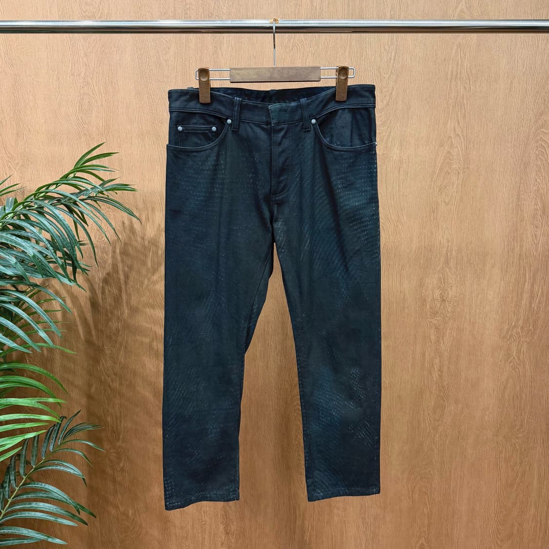 발렌시아가 데님 팬츠 블루 페인팅 히든 버튼 디테일 스트레이트 핏 블랙 상품이미지1