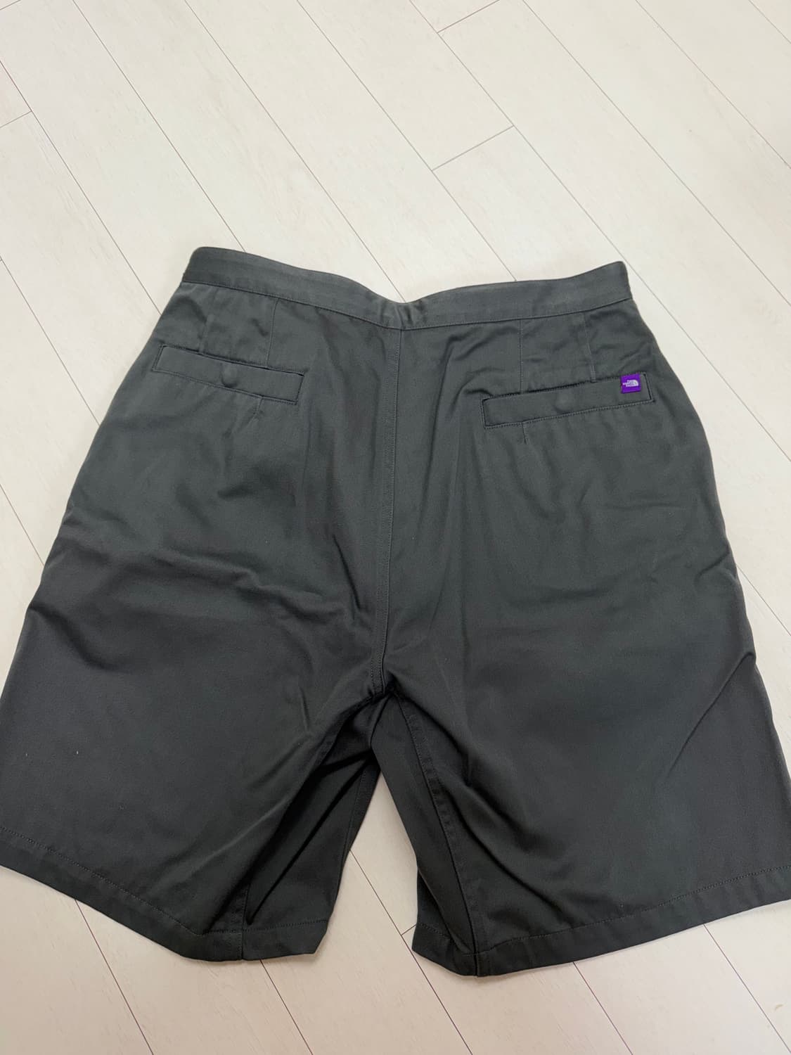 노스페이스 퍼플라벨 차콜 그레이 32 사이즈  상태 9.7/10  얼룩  상품이미지5
