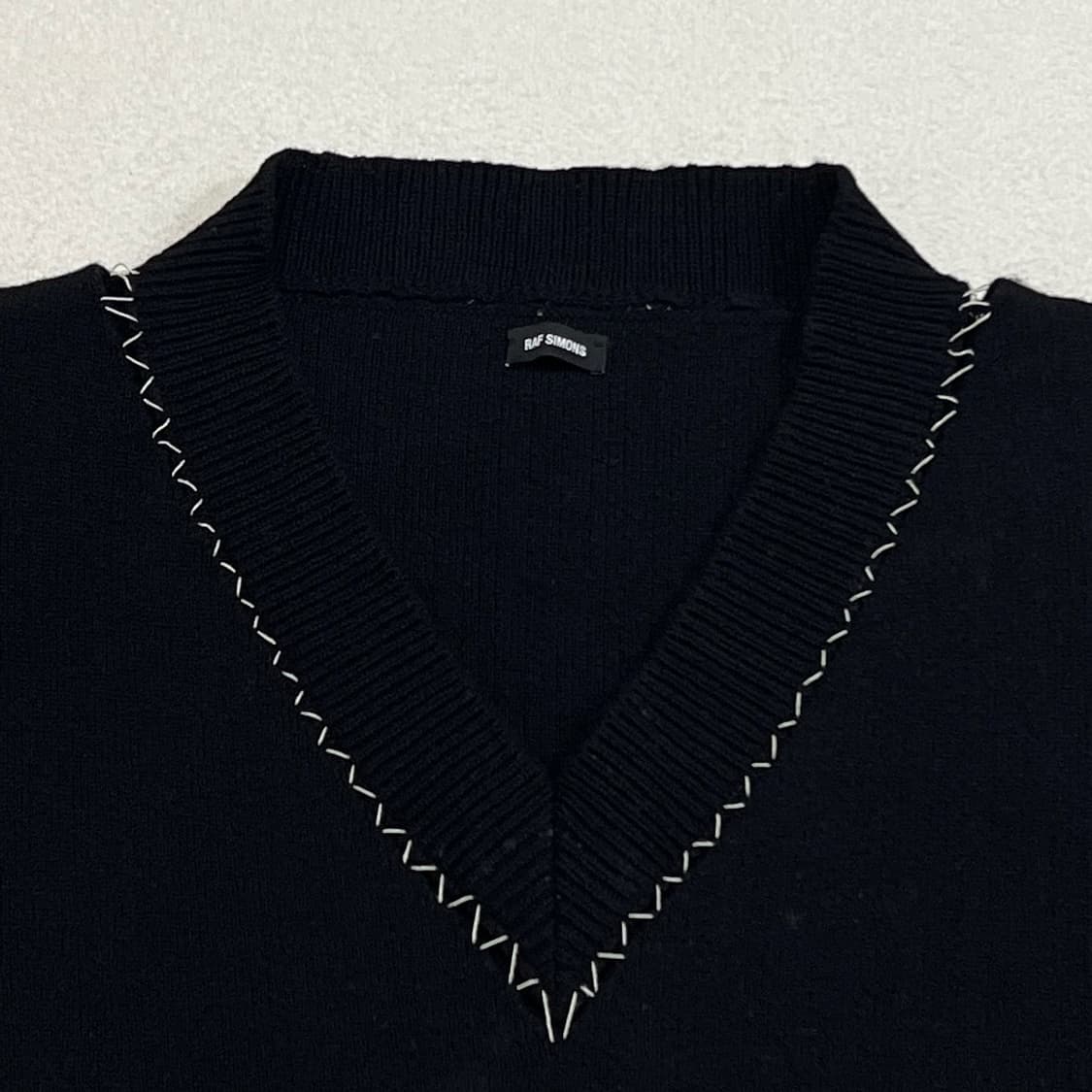 라프시몬스 18SS 오버사이즈 브이넥 파이어맨 니트 블랙 상품이미지7