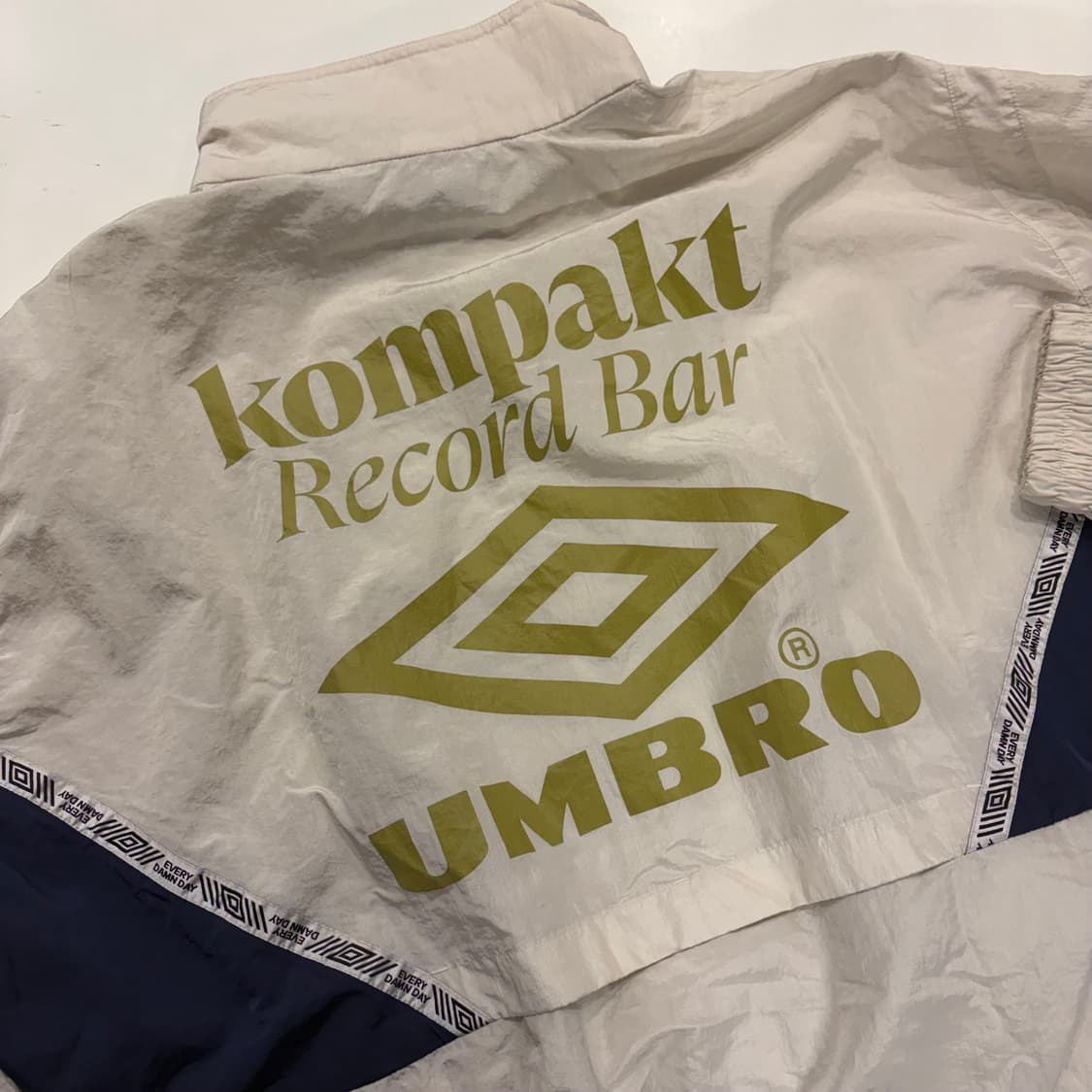 [100] 엄브로 바람막이 화이트 KOMPAKT 레코드바 B409 상품이미지8