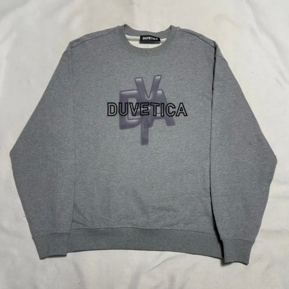 듀베티카 그라데이션 로고 그레이 맨투맨 상품이미지2