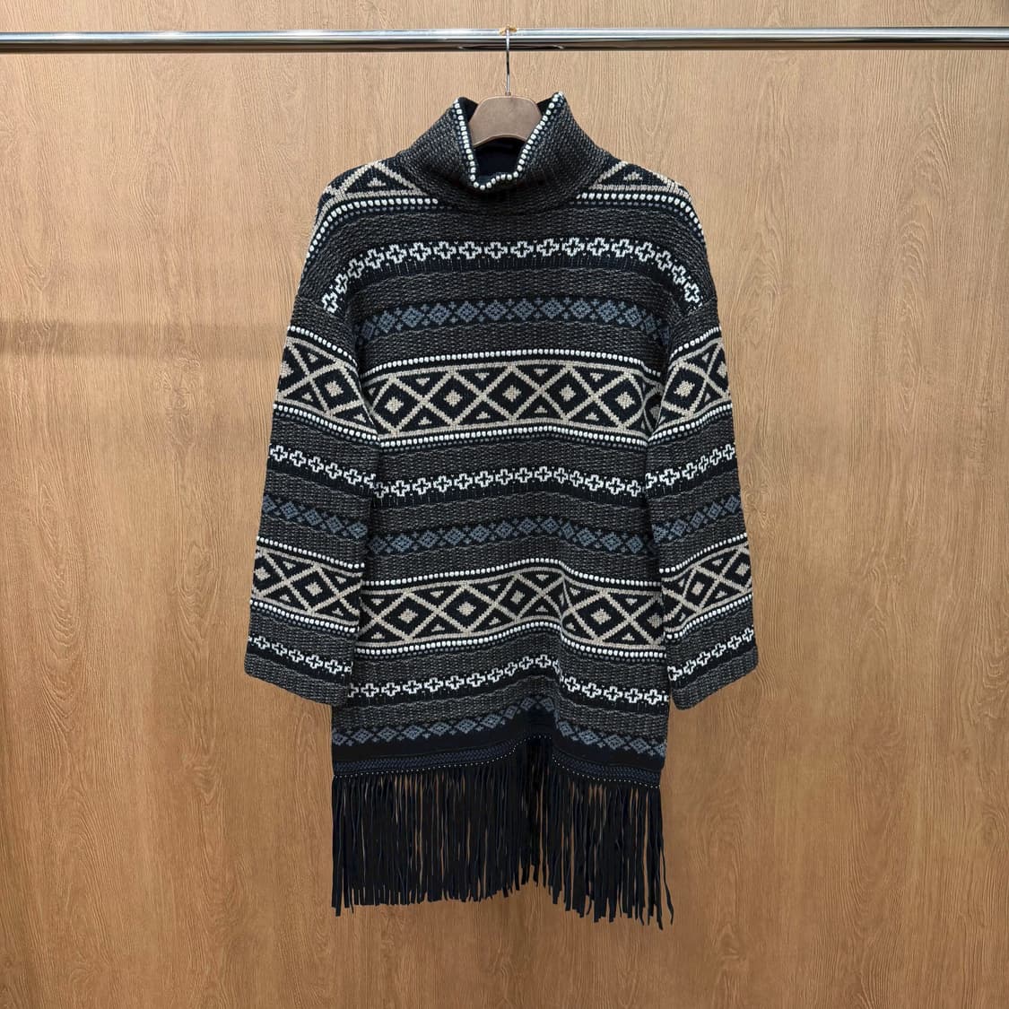 페이 하이넥 롱 니트 에스닉 기하학 패턴 레더 프린지 디테일 루즈핏 차콜 상품이미지2